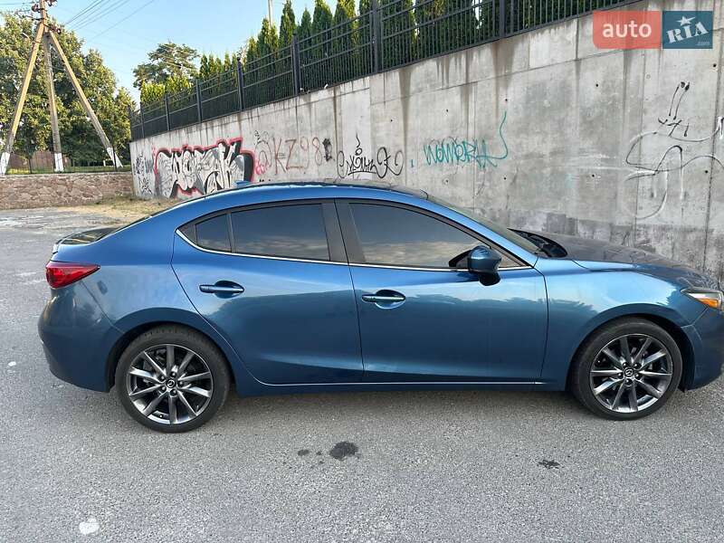 Седан Mazda 3 2018 в Киеве
