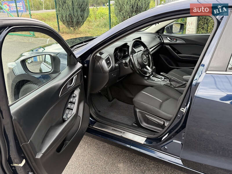 Седан Mazda 3 2017 в Киеве