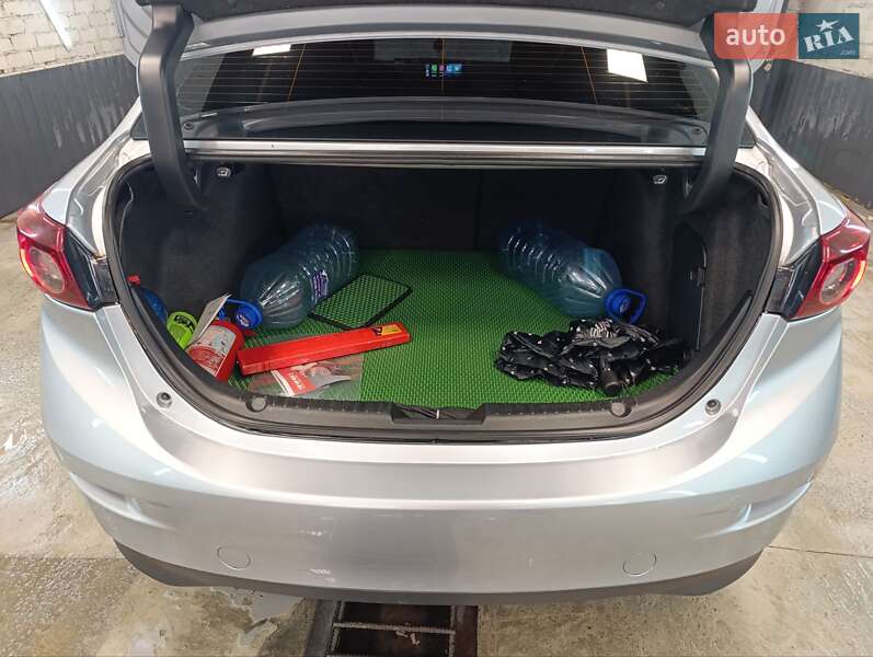 Седан Mazda 3 2016 в Киеве