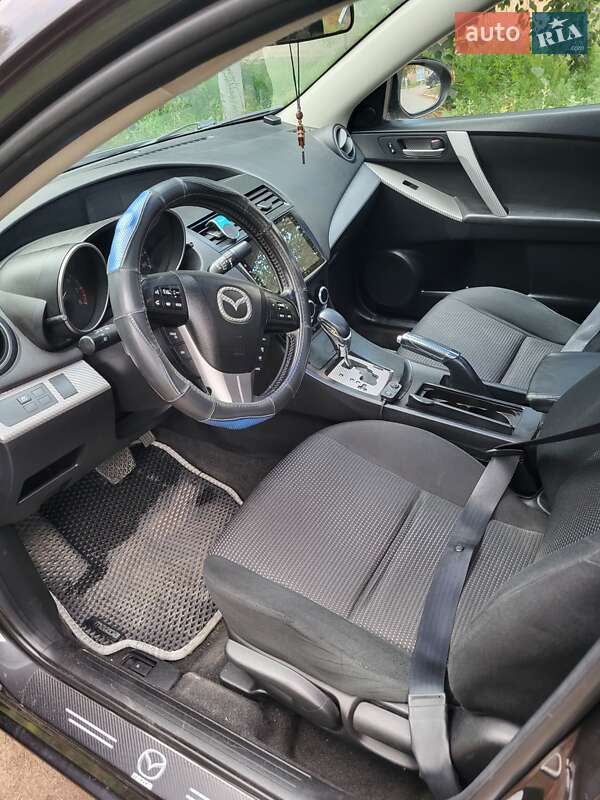 Седан Mazda 3 2012 в Коростене