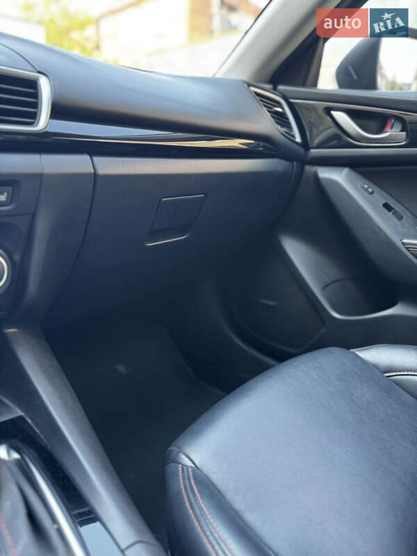 Седан Mazda 3 2015 в Ужгороде