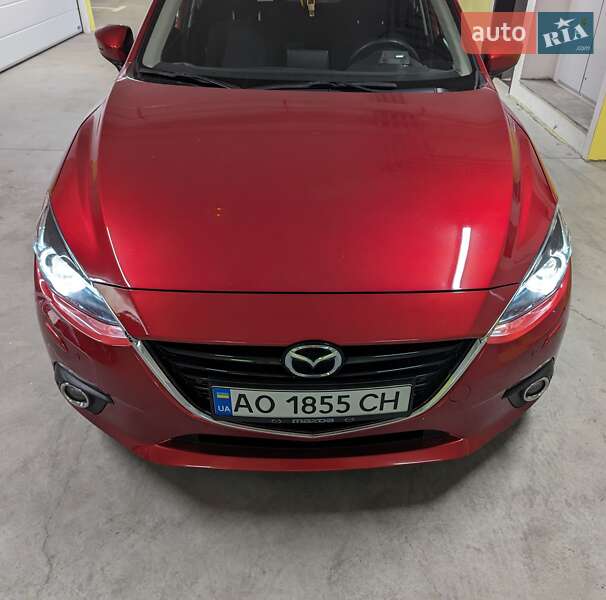 Седан Mazda 3 2016 в Ужгороде