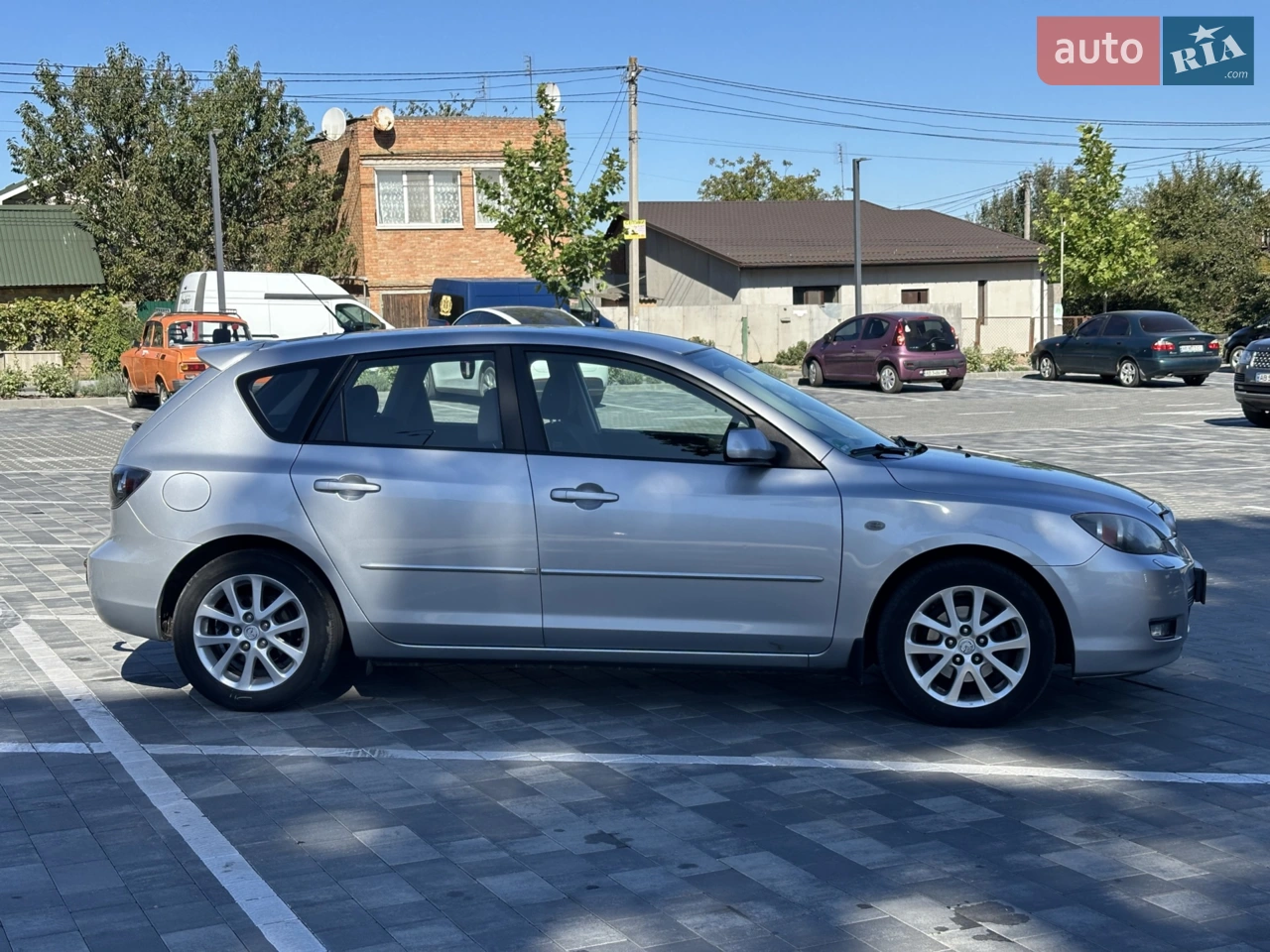 Mazda 3, 2008 року випуску (перша реєстрація 2009). Автомобіль у відмінному стані, доглянутий і повністю готовий до експлуатації. Надійний, економічний та комфортний, ідеально підходить як для міських поїздок, так і для тривалих подорожей. Мотор працює рівно, не димить, не бере масла. Коробка перемикає плавно. Салон доглянутий, в дуже хорошому стані. Це моє особисте авто, завжди отримувало вчасне обслуговування та дбайливий догляд. Без додаткових вкладень — сів і поїхав.