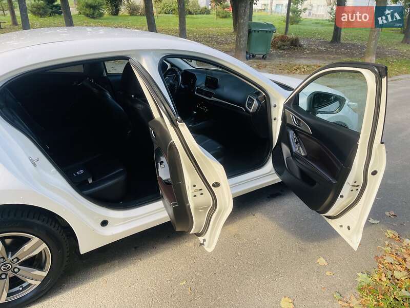 Седан Mazda 3 2017 в Киеве
