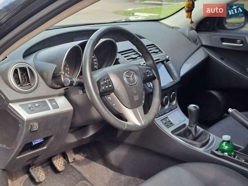 Седан Mazda 3 2010 в Ровно