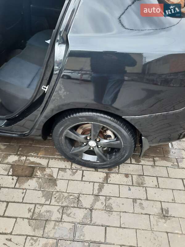 Седан Mazda 3 2004 в Черновцах