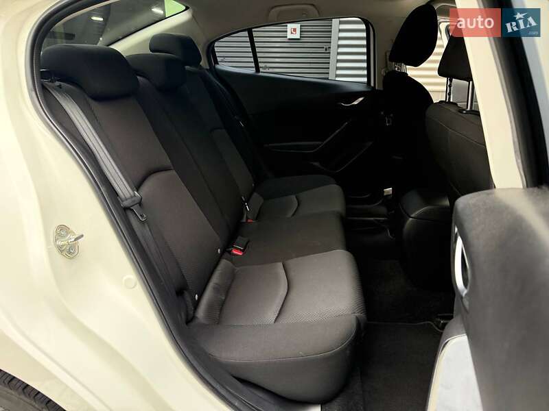 Седан Mazda 3 2017 в Киеве