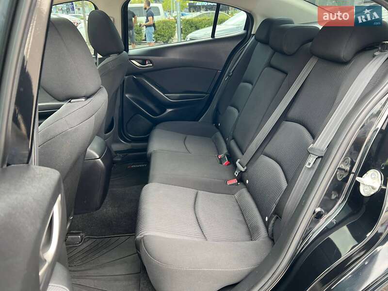 Седан Mazda 3 2016 в Киеве