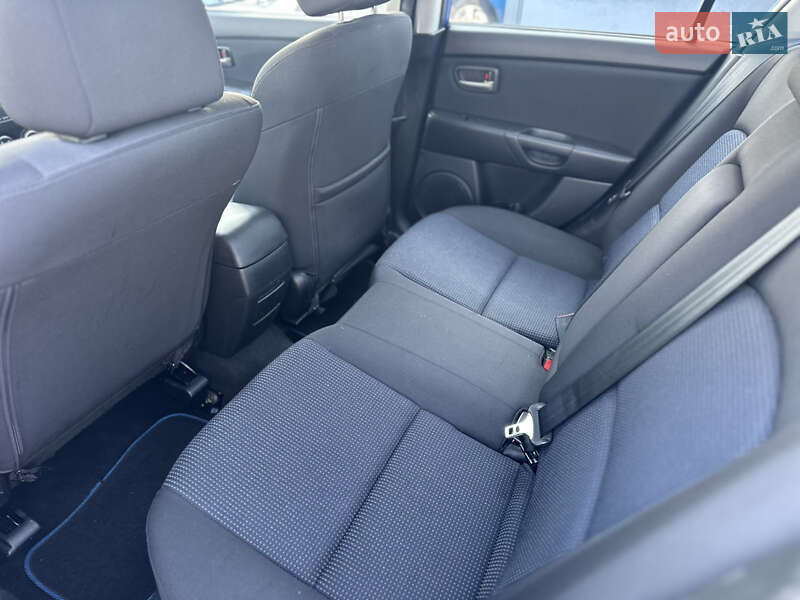 Седан Mazda 3 2005 в Ровно