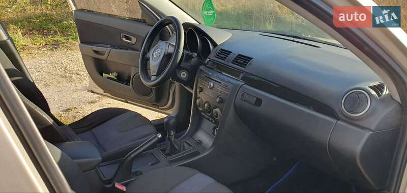 Седан Mazda 3 2004 в Калуше