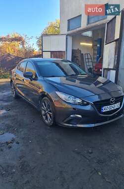 Седан Mazda 3 2015 в Ужгороді