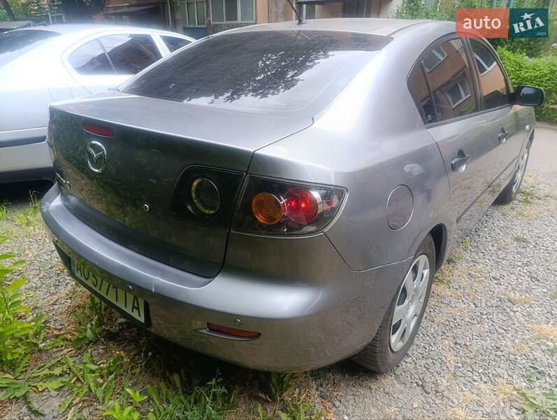 Седан Mazda 3 2005 в Ужгороді