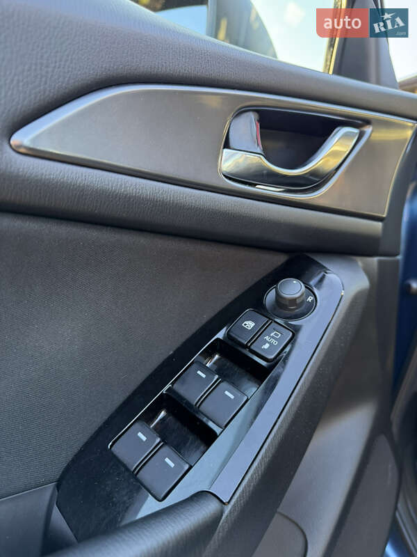 Седан Mazda 3 2018 в Киеве фото 11 Седан Mazda 3 2018 в Киеве