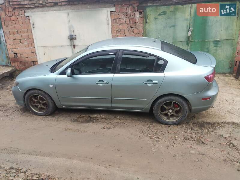 Седан Mazda 3 2004 в Черновцах