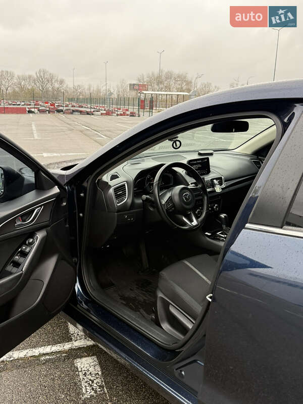 Седан Mazda 3 2017 в Киеве