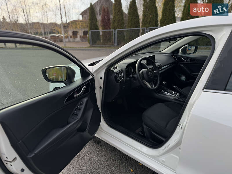 Седан Mazda 3 2016 в Смілі