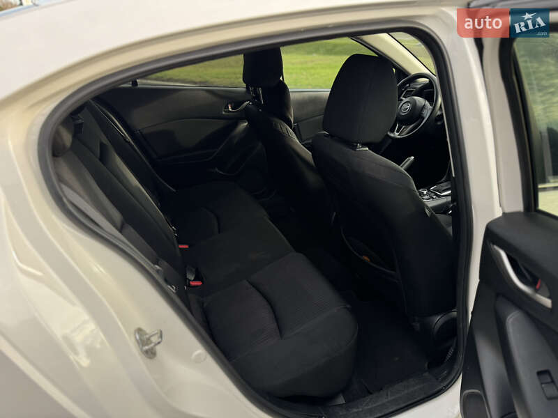 Седан Mazda 3 2016 в Смілі