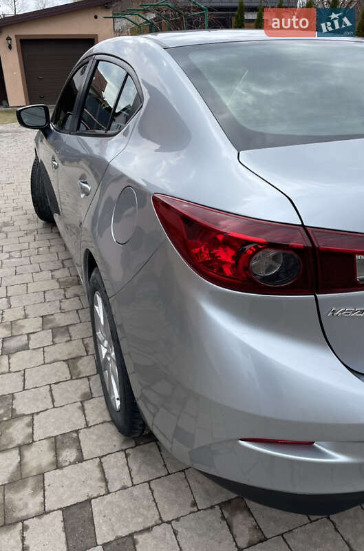 Седан Mazda 3 2016 в Скнилове
