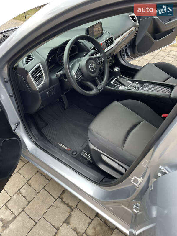 Седан Mazda 3 2016 в Скнилове