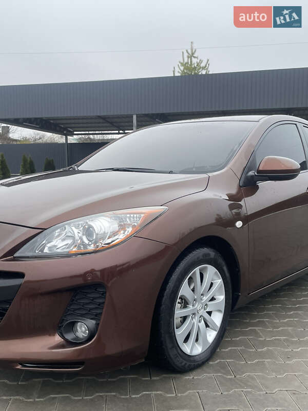 Седан Mazda 3 2011 в Волочиську