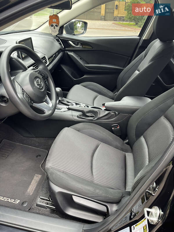 Седан Mazda 3 2015 в Черкасах