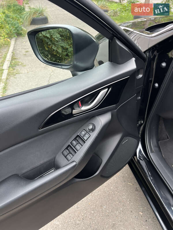 Седан Mazda 3 2015 в Черкасах