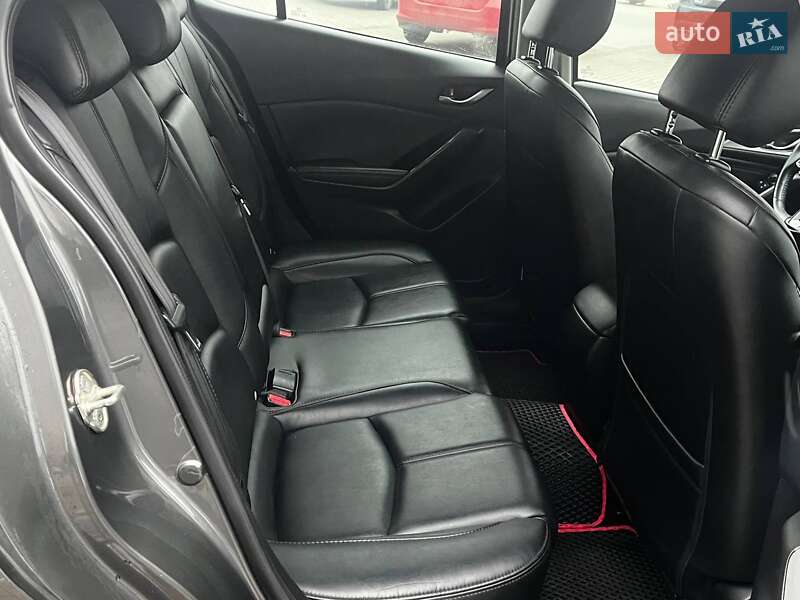 Седан Mazda 3 2017 в Днепре