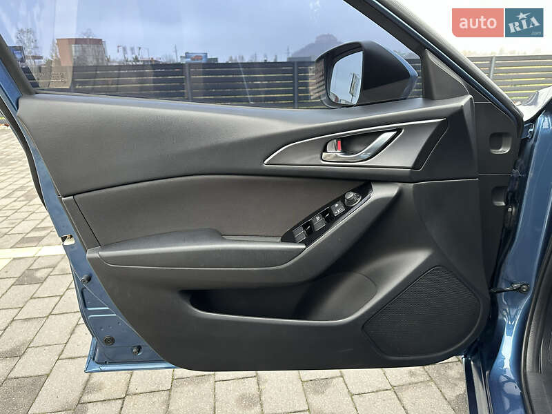 Седан Mazda 3 2017 в Мукачево