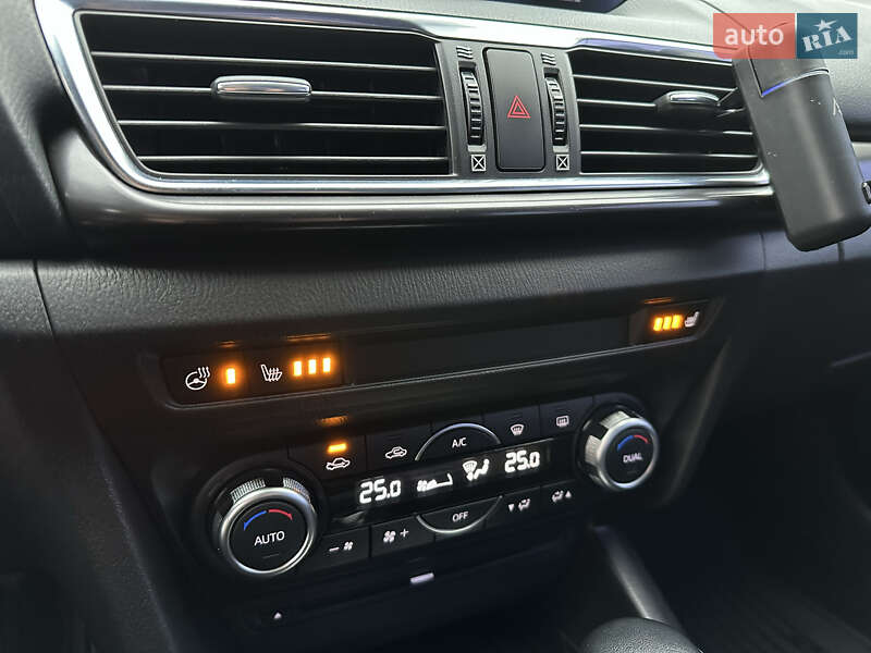 Седан Mazda 3 2017 в Мукачево