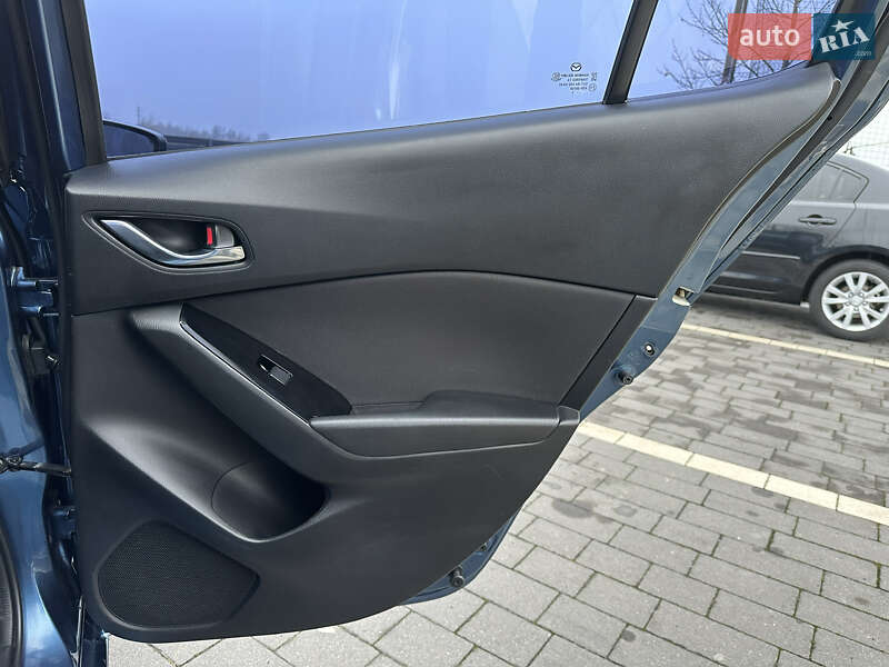 Седан Mazda 3 2017 в Мукачево