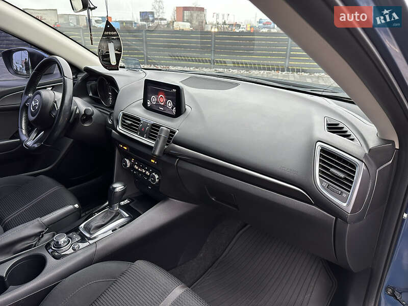 Седан Mazda 3 2017 в Мукачево