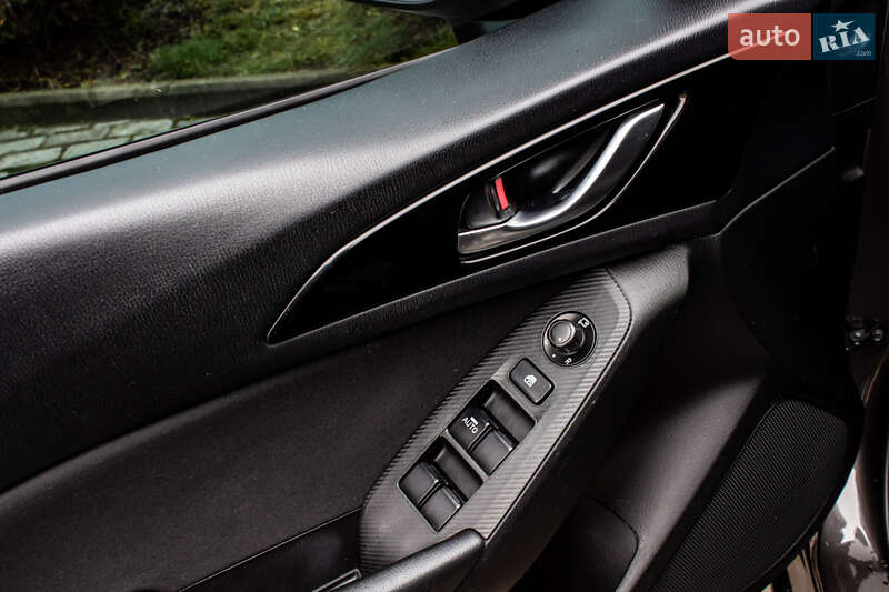 Седан Mazda 3 2015 в Львове
