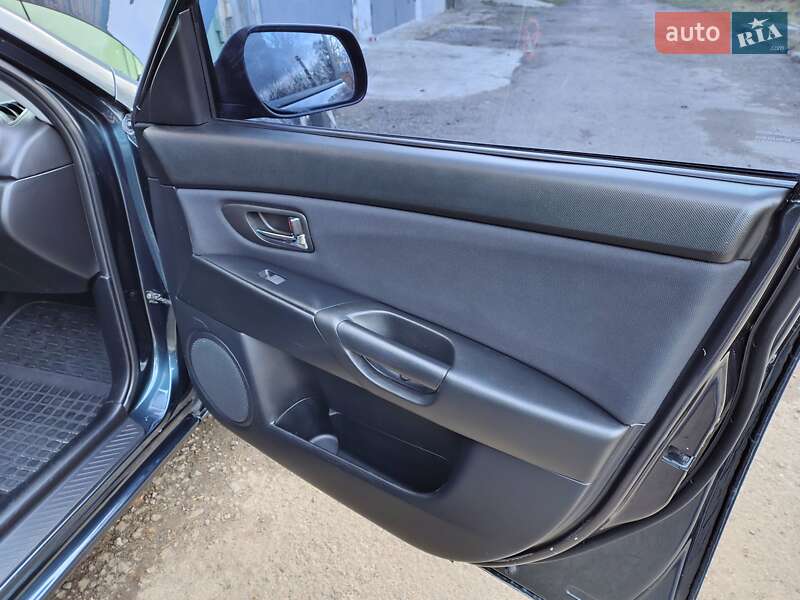 Седан Mazda 3 2006 в Ровно