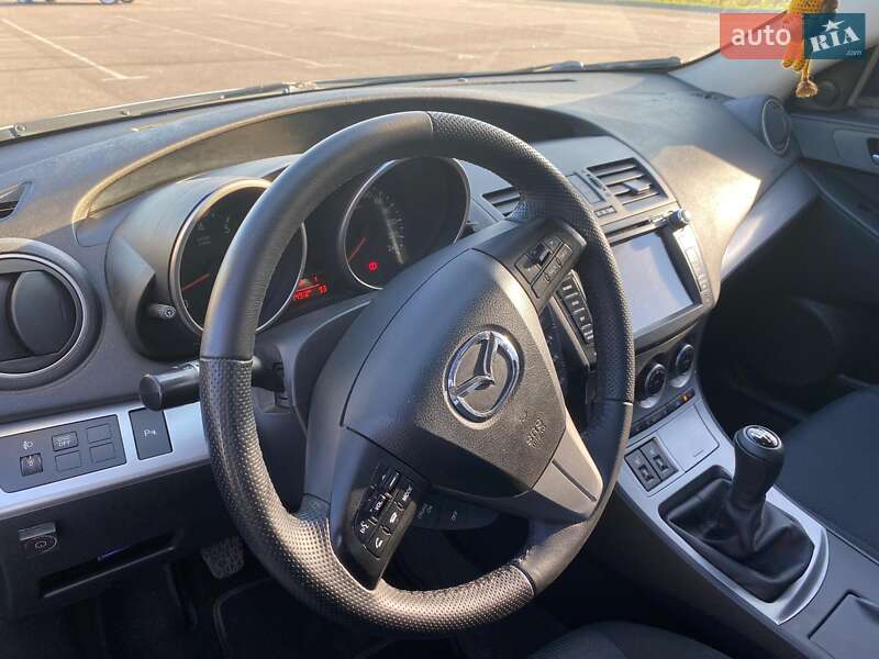 Седан Mazda 3 2010 в Ровно