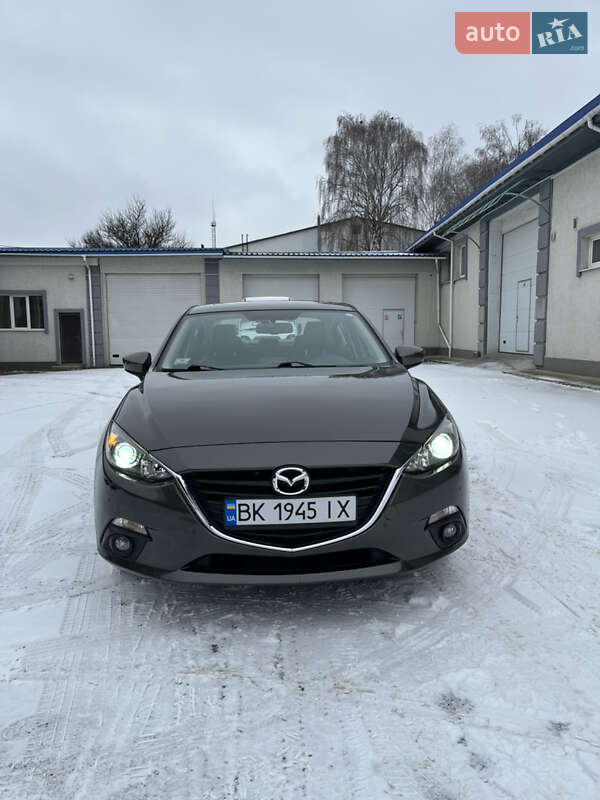 Седан Mazda 3 2016 в Ровно