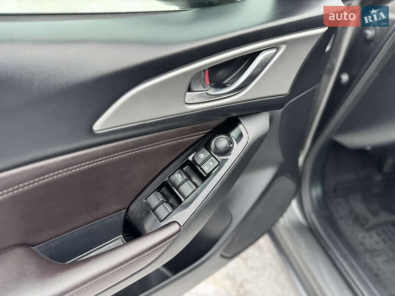 Седан Mazda 3 2018 в Днепре