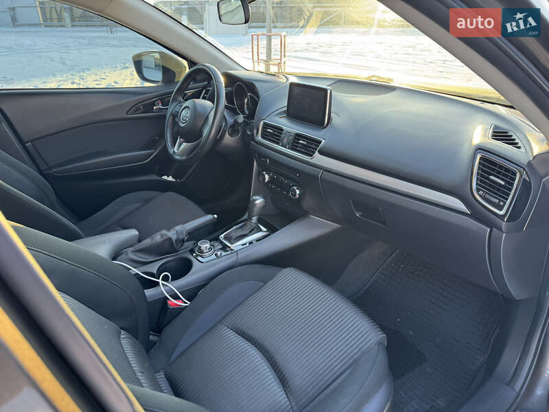 Седан Mazda 3 2016 в Киеве