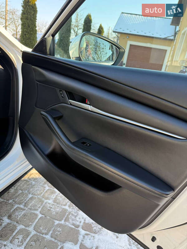 Седан Mazda 3 2023 в Косове