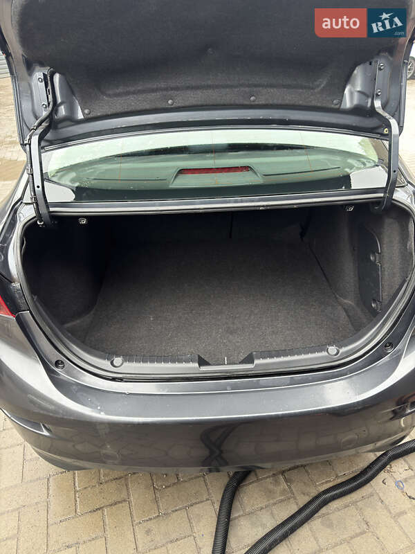 Седан Mazda 3 2014 в Запоріжжі
