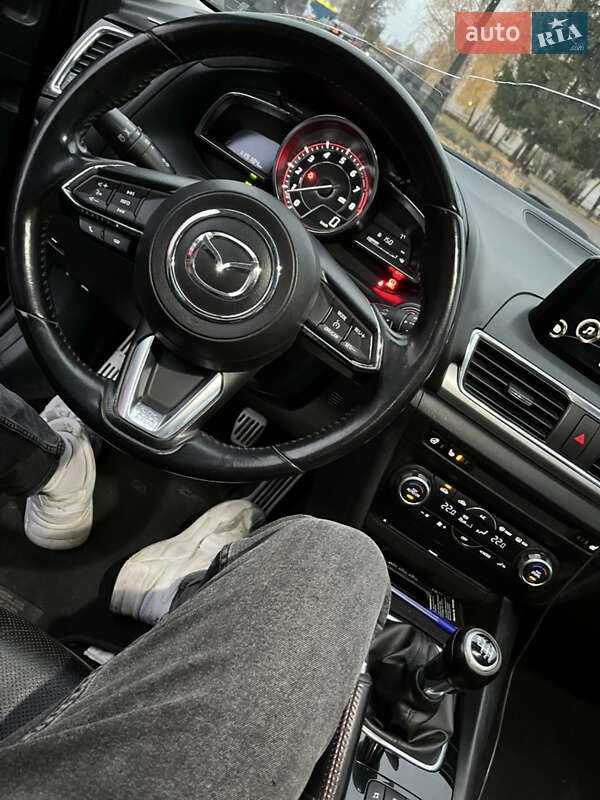 Седан Mazda 3 2015 в Миргороді