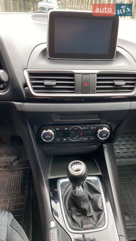 Седан Mazda 3 2016 в Ужгороде