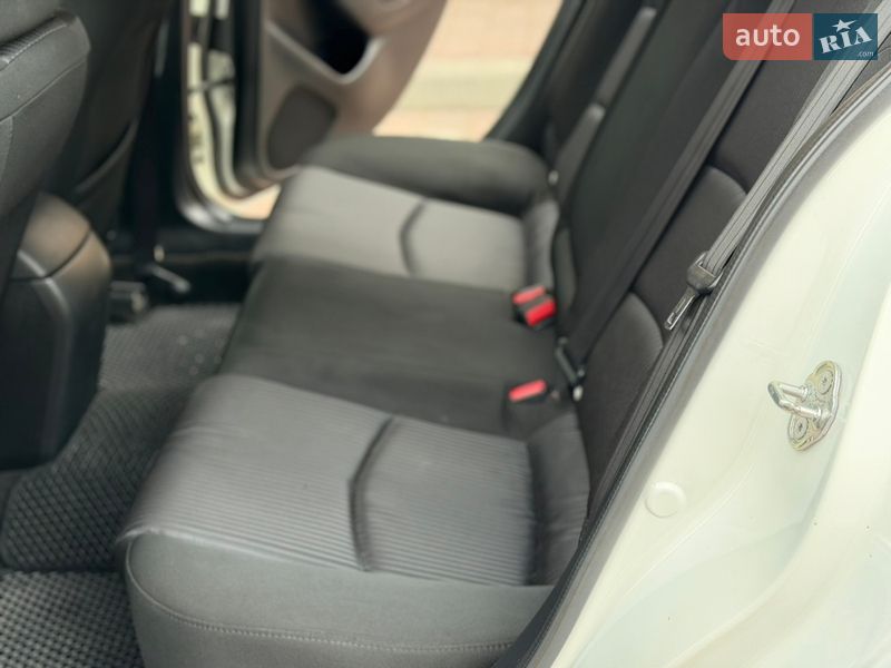 Седан Mazda 3 2014 в Стрию