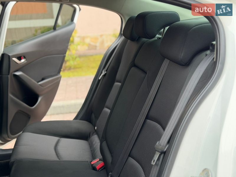 Седан Mazda 3 2014 в Стрию