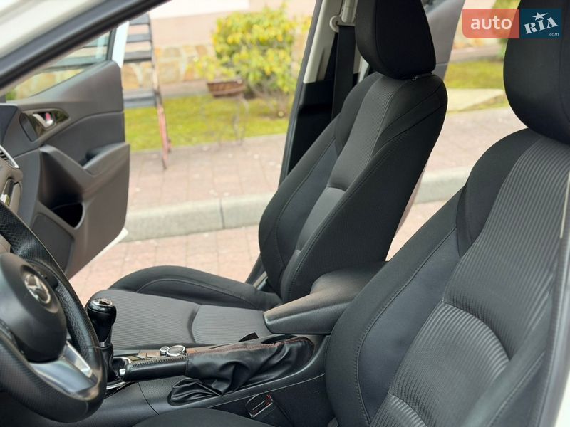 Седан Mazda 3 2014 в Стрию