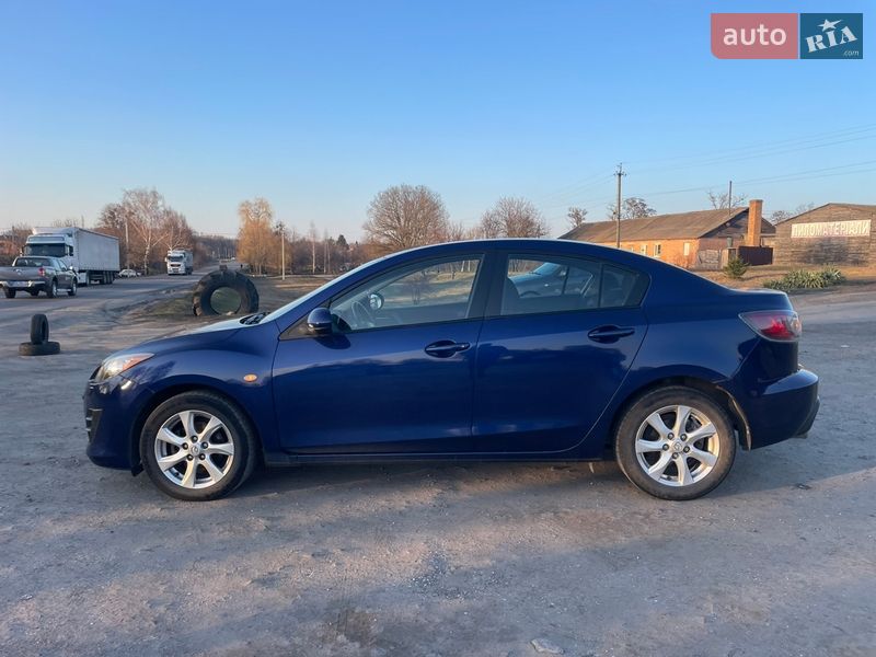 Седан Mazda 3 2009 в Ромнах