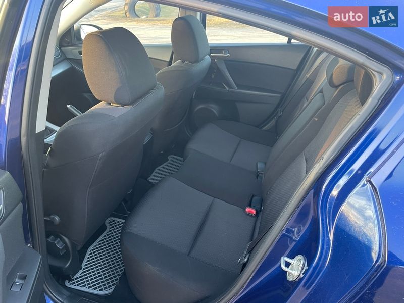 Седан Mazda 3 2009 в Ромнах