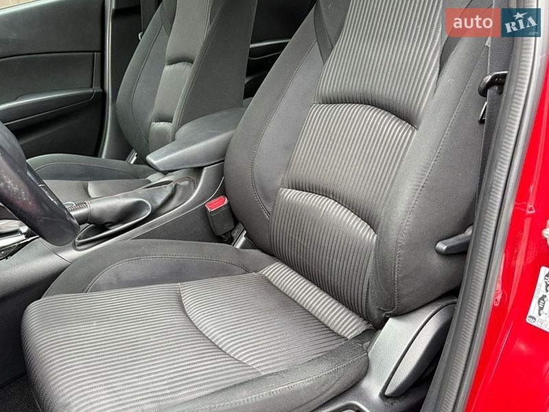 Седан Mazda 3 2016 в Киеве