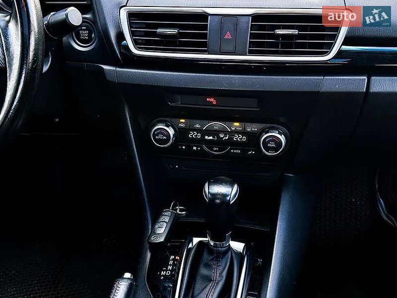 Седан Mazda 3 2014 в Дніпрі