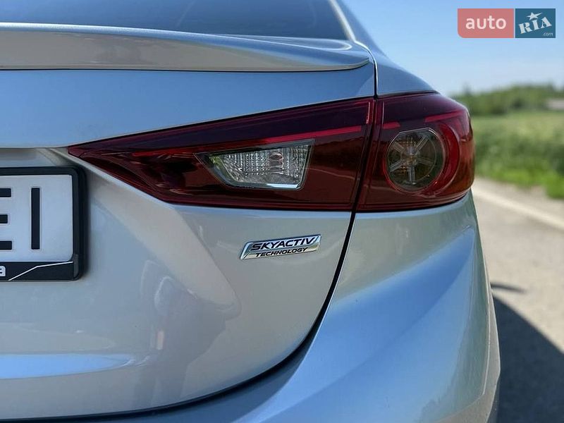 Седан Mazda 3 2018 в Ромнах