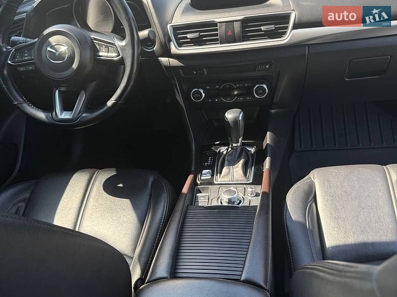 Седан Mazda 3 2018 в Ромнах